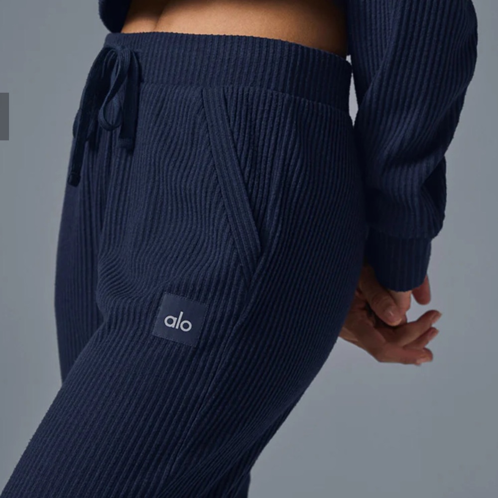 Alo Navy Ribbed Lounge Muse sweatpants navy medium